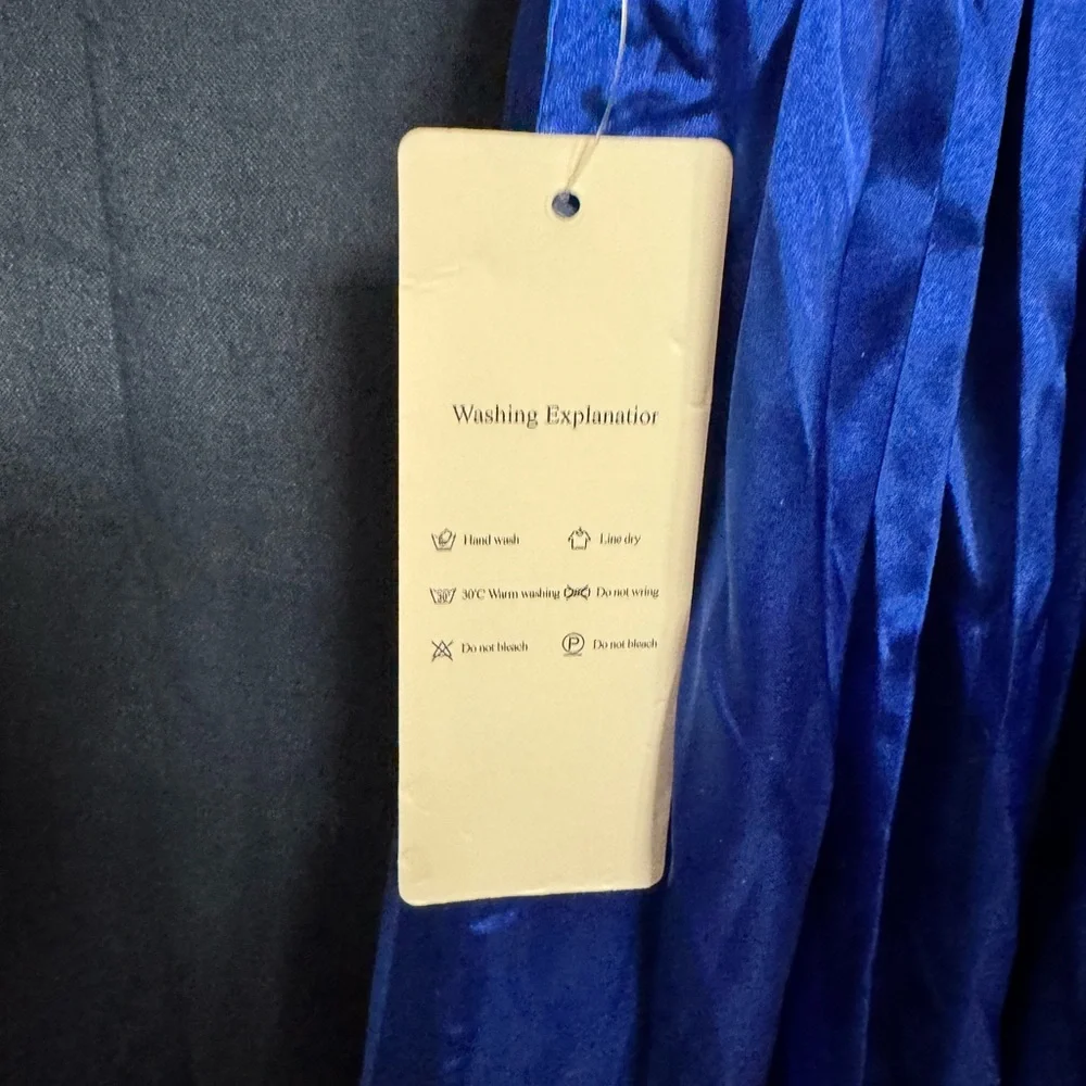 Elegant Blue Dress with Red Accent - Picture 7 of 9